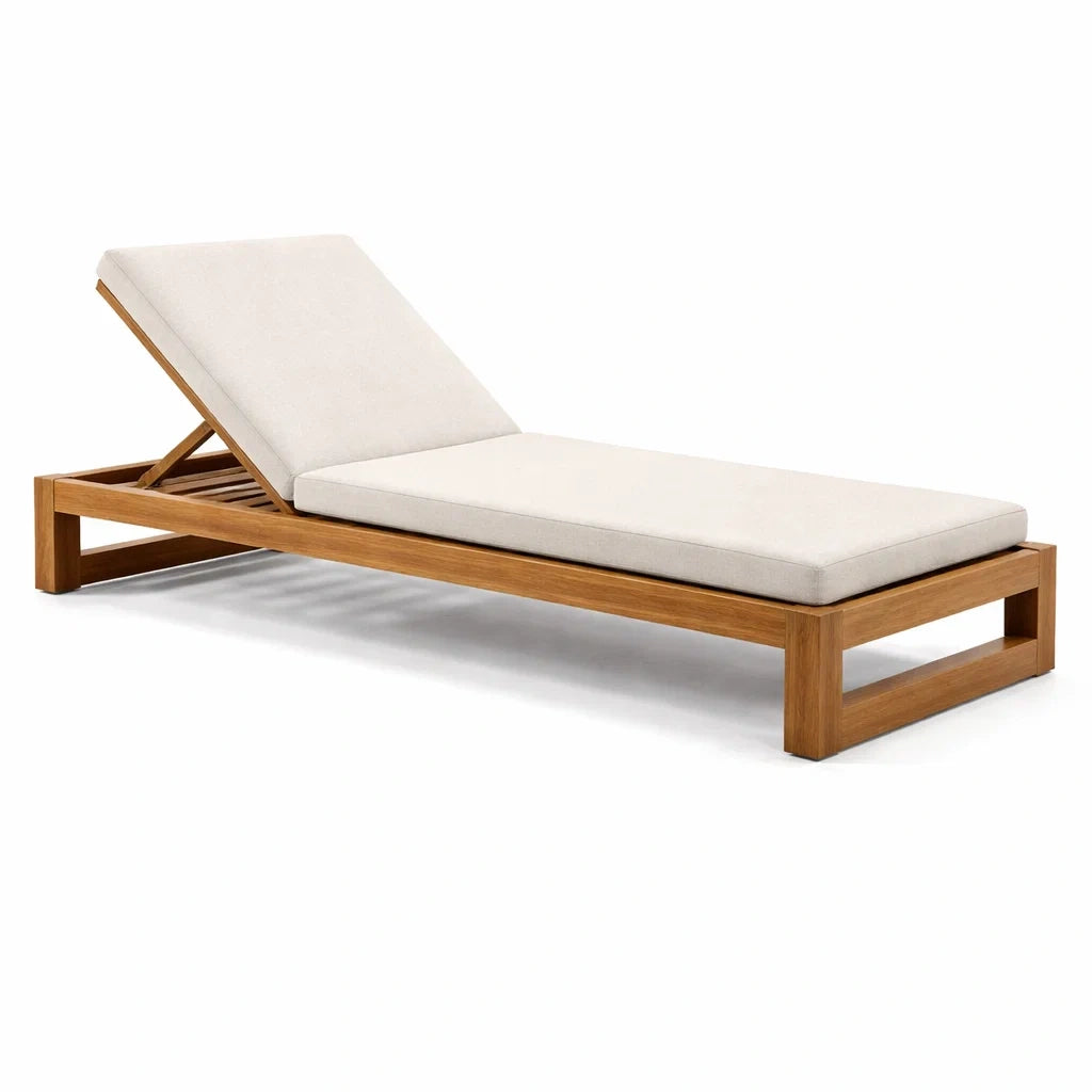 Sonnenliege aus Teakholz mit cremeweißen Kissen
